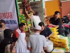 Warga Bojonegoro Rela Antre Sembako Murah Jelang Ramadan