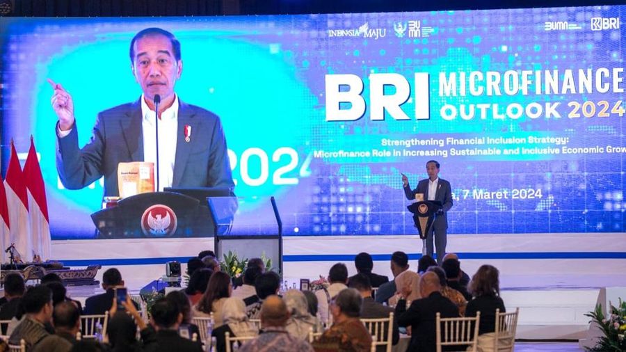 Presiden Joko Widodo memberikan sambutan dalam acara BRI Microfinance Outlook 2024 di Jakarta, Kamis (7/3/2024).