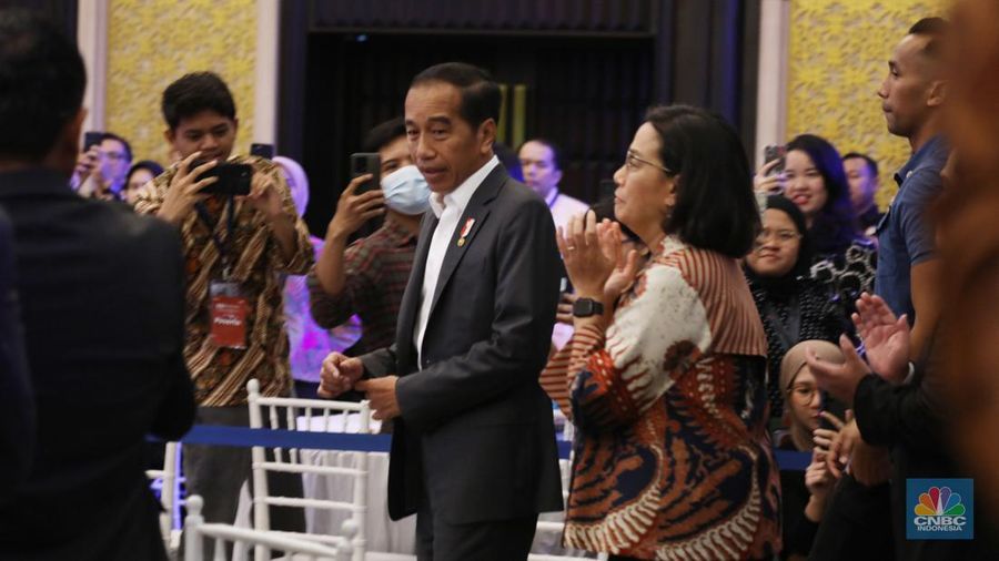 Presiden RI Joko Widodo di acara BRI Microfinance Outlook 2024, Jakarta, 7/4. (CNBC Indonesia/Tri Susilo)
