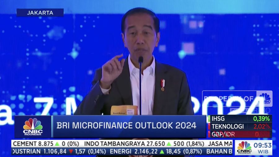 Presiden RI Joko Widodo memberi sambutan di acara BRI Microfinance Outlook 2024, Jakarta, 7/4.