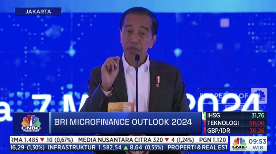 Presiden RI Joko Widodo memberi sambutan di acara BRI Microfinance Outlook 2024, Jakarta, 7/4.