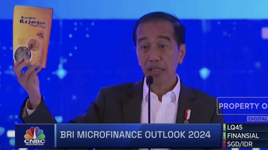 Presiden RI Joko Widodo memberi sambutan di acara BRI Microfinance Outlook 2024, Jakarta, 7/4.