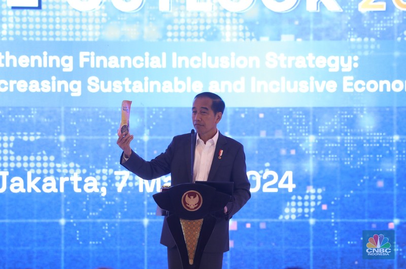 Presiden RI Joko Widodo memberi sambutan di acara BRI Microfinance Outlook 2024, Jakarta, 7/4. (CNBC Indonesia/Tri Susilo)