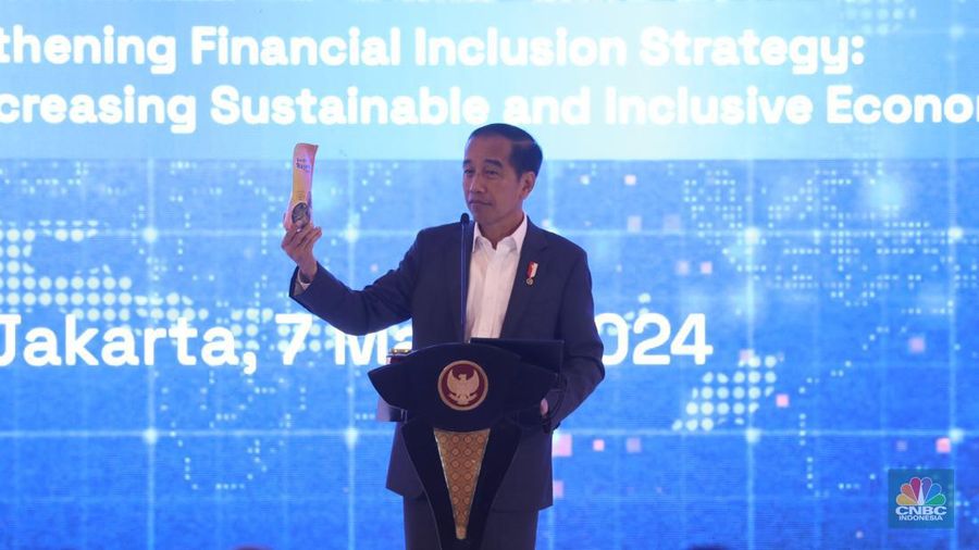 Presiden RI Joko Widodo memberi sambutan di acara BRI Microfinance Outlook 2024, Jakarta, 7/4. (CNBC Indonesia/Tri Susilo)