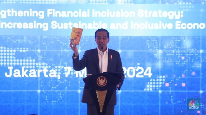 Presiden RI Joko Widodo memberi sambutan di acara BRI Microfinance Outlook 2024, Jakarta, 7/4. (CNBC Indonesia/Tri Susilo)