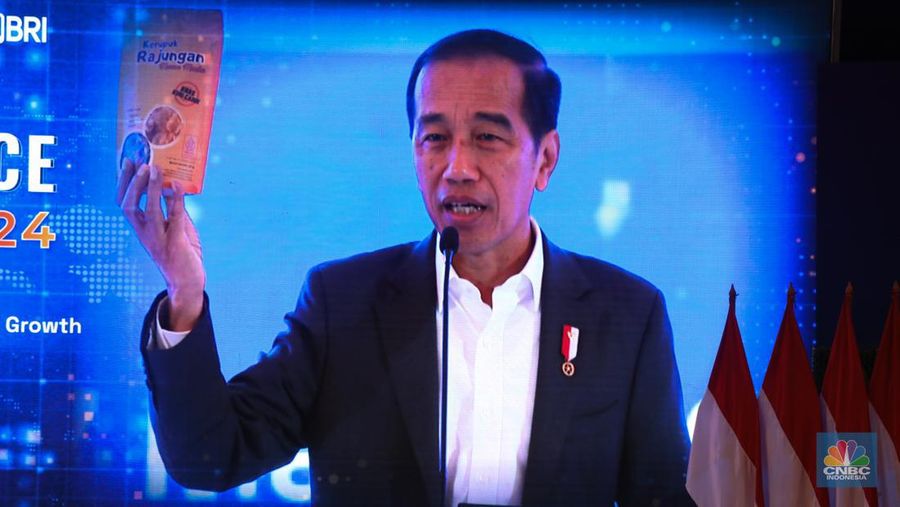 Presiden RI Joko Widodo memberi sambutan di acara BRI Microfinance Outlook 2024, Jakarta, 7/4. (CNBC Indonesia/Tri Susilo)