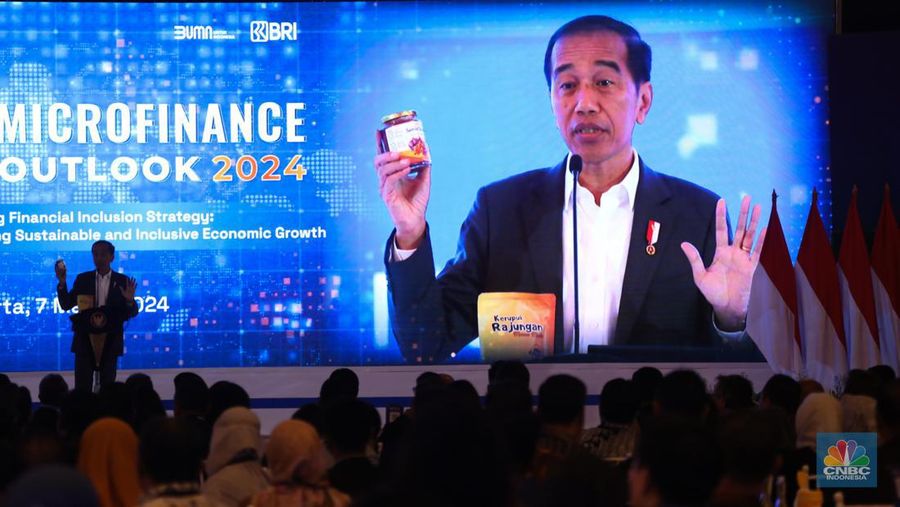 Presiden RI Joko Widodo memberi sambutan di acara BRI Microfinance Outlook 2024, Jakarta, 7/4. (CNBC Indonesia/Tri Susilo)