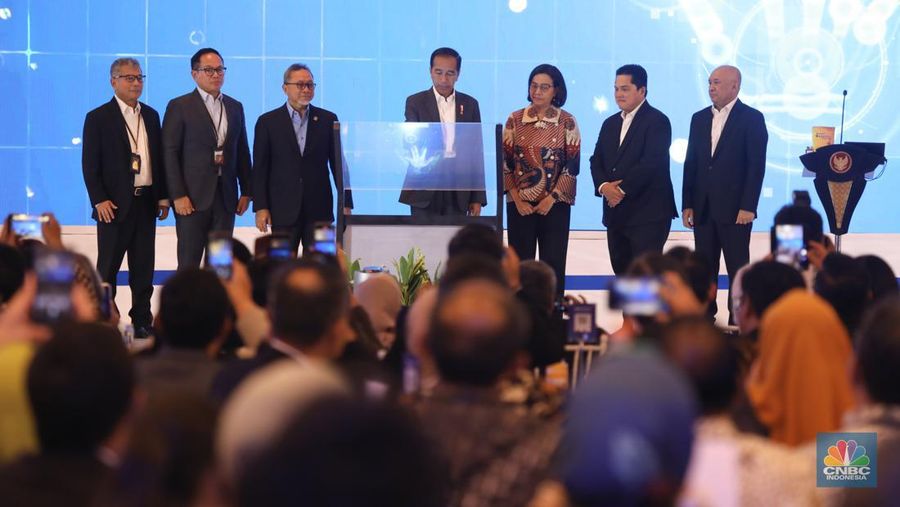 Presiden RI Joko Widodo memberi sambutan di acara BRI Microfinance Outlook 2024, Jakarta, 7/4. (CNBC Indonesia/Tri Susilo)