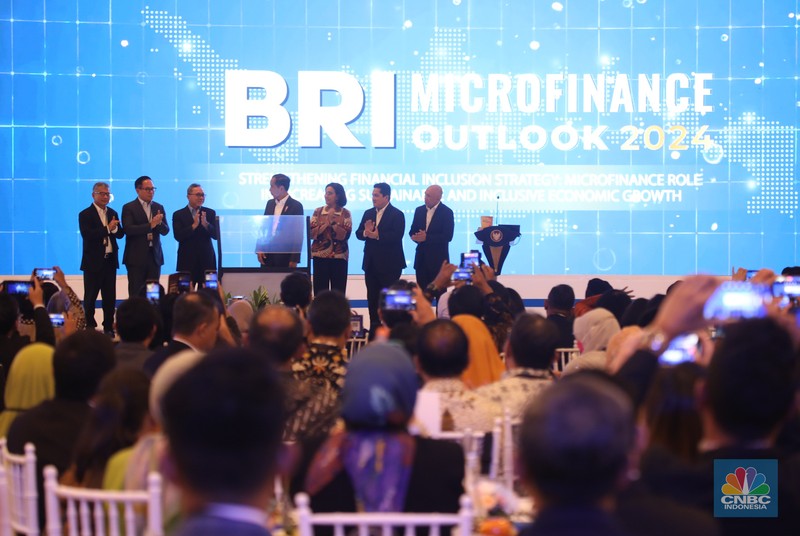 Presiden RI Joko Widodo memberi sambutan di acara BRI Microfinance Outlook 2024, Jakarta, 7/4. (CNBC Indonesia/Tri Susilo)Presiden RI Joko Widodo memberi sambutan di acara BRI Microfinance Outlook 2024, Jakarta, 7/4. (CNBC Indonesia/Tri Susilo) Presiden RI Joko Widodo memberi sambutan di acara BRI Microfinance Outlook 2024, Jakarta, 7/4. (CNBC Indonesia/Tri Susilo)