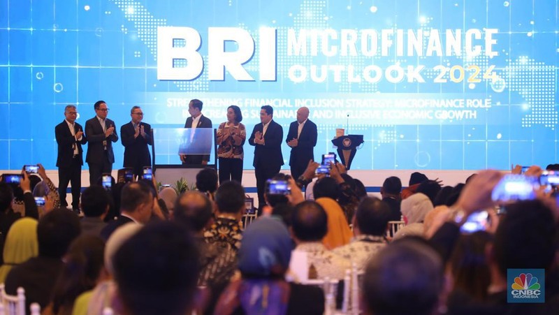 Presiden RI Joko Widodo memberi sambutan di acara BRI Microfinance Outlook 2024, Jakarta, 7/4. (CNBC Indonesia/Tri Susilo)