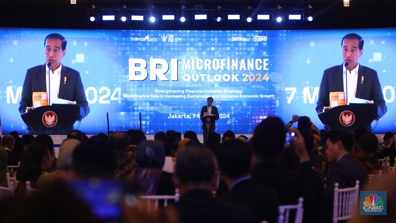 Presiden RI Joko Widodo memberi sambutan di acara BRI Microfinance Outlook 2024, Jakarta, 7/4. (CNBC Indonesia/Tri Susilo)Presiden RI Joko Widodo memberi sambutan di acara BRI Microfinance Outlook 2024, Jakarta, 7/4. (CNBC Indonesia/Tri Susilo) Presiden RI Joko Widodo memberi sambutan di acara BRI Microfinance Outlook 2024, Jakarta, 7/4. (CNBC Indonesia/Tri Susilo)