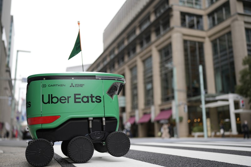 Robot pengantar makanan Uber Eats terlihat saat demonstrasi untuk media di Tokyo, Jepang, Selasa, 5 Maret 2024. Uber Eats Japan berencana meluncurkan layanan pengantaran robot tersebut di sebuah lingkungan di Tokyo, pada Rabu. Robot pengantar makanan Uber Eats terlihat saat demonstrasi untuk media di Tokyo, Jepang, Selasa, 5 Maret 2024. Uber Eats Japan berencana meluncurkan layanan pengantaran robot tersebut di sebuah lingkungan di Tokyo, pada Rabu. (AP Photo/Shuji Kajiyama)