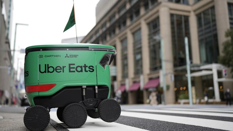 Robot pengantar makanan Uber Eats terlihat saat demonstrasi untuk media di Tokyo, Jepang, Selasa, 5 Maret 2024. Uber Eats Japan berencana meluncurkan layanan pengantaran robot tersebut di sebuah lingkungan di Tokyo, pada Rabu. (AP Photo/Shuji Kajiyama)