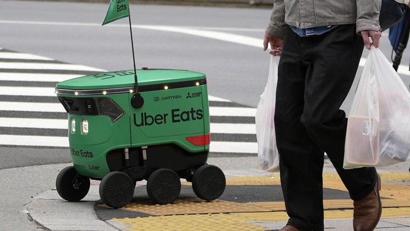 Robot pengantar makanan Uber Eats terlihat saat demonstrasi untuk media di Tokyo, Jepang, Selasa, 5 Maret 2024. Uber Eats Japan berencana meluncurkan layanan pengantaran robot tersebut di sebuah lingkungan di Tokyo, pada Rabu. (AP Photo/Shuji Kajiyama)