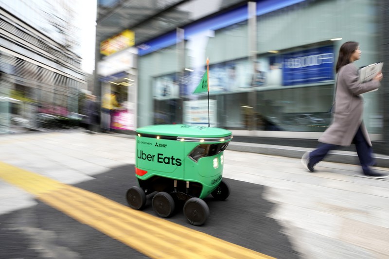 Robot pengantar makanan Uber Eats terlihat saat demonstrasi untuk media di Tokyo, Jepang, Selasa, 5 Maret 2024. Uber Eats Japan berencana meluncurkan layanan pengantaran robot tersebut di sebuah lingkungan di Tokyo, pada Rabu. Robot pengantar makanan Uber Eats terlihat saat demonstrasi untuk media di Tokyo, Jepang, Selasa, 5 Maret 2024. Uber Eats Japan berencana meluncurkan layanan pengantaran robot tersebut di sebuah lingkungan di Tokyo, pada Rabu. (AP Photo/Shuji Kajiyama)