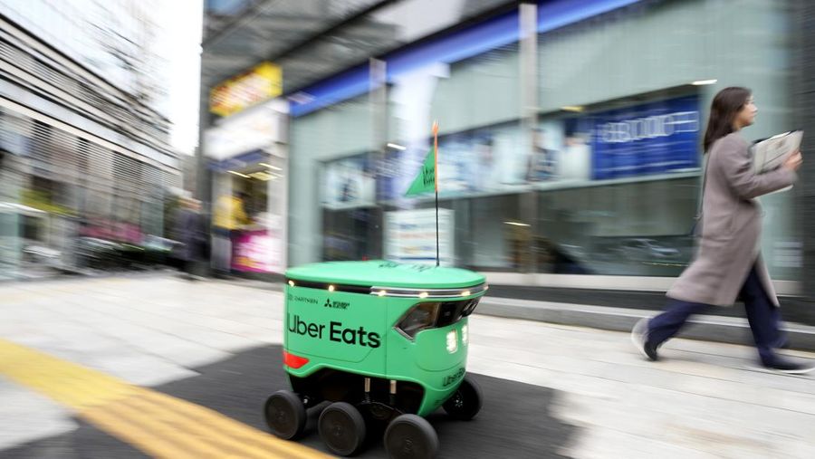 Robot pengantar makanan Uber Eats terlihat saat demonstrasi untuk media di Tokyo, Jepang, Selasa, 5 Maret 2024. Uber Eats Japan berencana meluncurkan layanan pengantaran robot tersebut di sebuah lingkungan di Tokyo, pada Rabu. (AP Photo/Shuji Kajiyama)