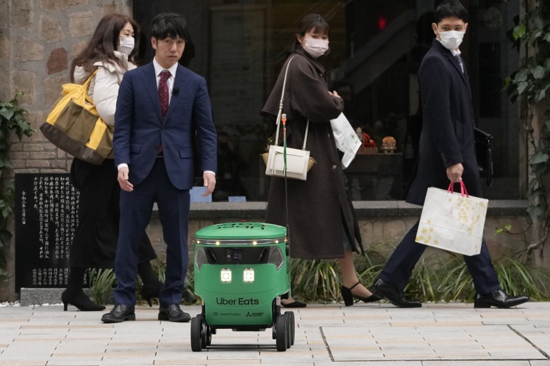 Robot pengantar makanan Uber Eats terlihat saat demonstrasi untuk media di Tokyo, Jepang, Selasa, 5 Maret 2024. Uber Eats Japan berencana meluncurkan layanan pengantaran robot tersebut di sebuah lingkungan di Tokyo, pada Rabu. Robot pengantar makanan Uber Eats terlihat saat demonstrasi untuk media di Tokyo, Jepang, Selasa, 5 Maret 2024. Uber Eats Japan berencana meluncurkan layanan pengantaran robot tersebut di sebuah lingkungan di Tokyo, pada Rabu. (AP Photo/Shuji Kajiyama)