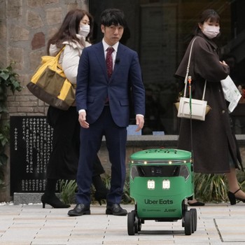 Gemoy Maksimal! Penampakan Robot Pengantar Makanan Wara-wiri di Jepang