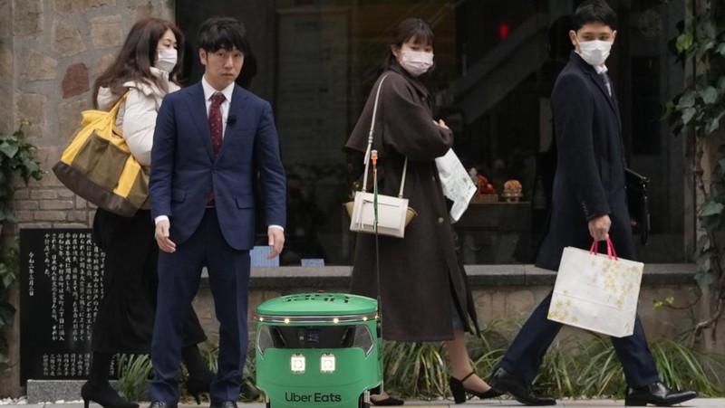 Robot pengantar makanan Uber Eats terlihat saat demonstrasi untuk media di Tokyo, Jepang, Selasa, 5 Maret 2024. Uber Eats Japan berencana meluncurkan layanan pengantaran robot tersebut di sebuah lingkungan di Tokyo, pada Rabu. (AP Photo/Shuji Kajiyama)