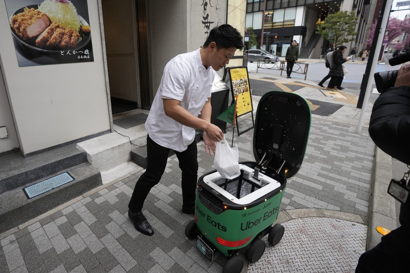Robot pengantar makanan Uber Eats terlihat saat demonstrasi untuk media di Tokyo, Jepang, Selasa, 5 Maret 2024. Uber Eats Japan berencana meluncurkan layanan pengantaran robot tersebut di sebuah lingkungan di Tokyo, pada Rabu. Robot pengantar makanan Uber Eats terlihat saat demonstrasi untuk media di Tokyo, Jepang, Selasa, 5 Maret 2024. Uber Eats Japan berencana meluncurkan layanan pengantaran robot tersebut di sebuah lingkungan di Tokyo, pada Rabu. (AP Photo/Shuji Kajiyama)