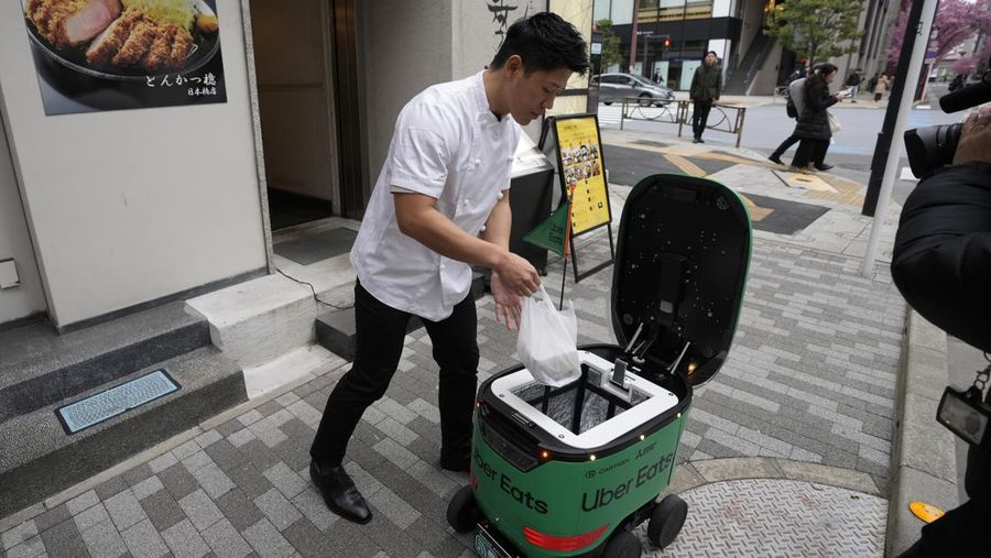 Robot pengantar makanan Uber Eats terlihat saat demonstrasi untuk media di Tokyo, Jepang, Selasa, 5 Maret 2024. Uber Eats Japan berencana meluncurkan layanan pengantaran robot tersebut di sebuah lingkungan di Tokyo, pada Rabu. (AP Photo/Shuji Kajiyama)