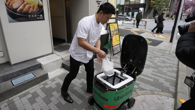 Robot pengantar makanan Uber Eats terlihat saat demonstrasi untuk media di Tokyo, Jepang, Selasa, 5 Maret 2024. Uber Eats Japan berencana meluncurkan layanan pengantaran robot tersebut di sebuah lingkungan di Tokyo, pada Rabu. (AP Photo/Shuji Kajiyama)