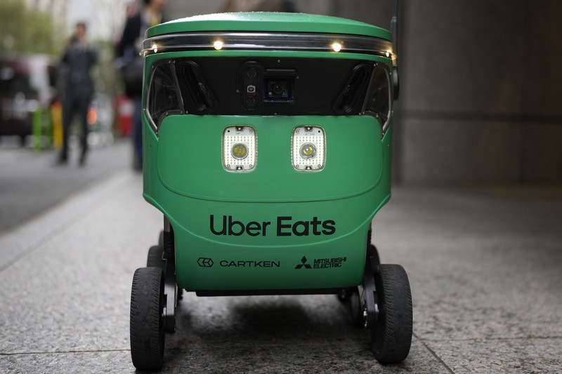Robot pengantar makanan Uber Eats terlihat saat demonstrasi untuk media di Tokyo, Jepang, Selasa, 5 Maret 2024. Uber Eats Japan berencana meluncurkan layanan pengantaran robot tersebut di sebuah lingkungan di Tokyo, pada Rabu. Robot pengantar makanan Uber Eats terlihat saat demonstrasi untuk media di Tokyo, Jepang, Selasa, 5 Maret 2024. Uber Eats Japan berencana meluncurkan layanan pengantaran robot tersebut di sebuah lingkungan di Tokyo, pada Rabu. (AP Photo/Shuji Kajiyama)