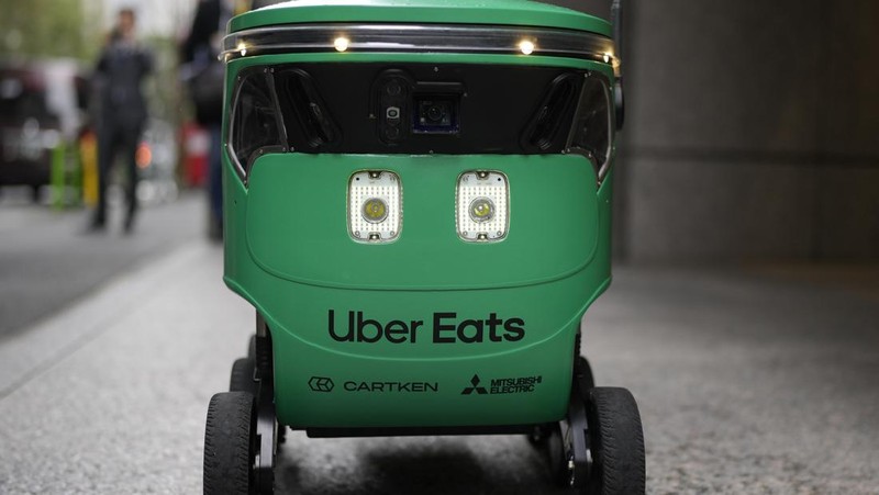 Robot pengantar makanan Uber Eats terlihat saat demonstrasi untuk media di Tokyo, Jepang, Selasa, 5 Maret 2024. Uber Eats Japan berencana meluncurkan layanan pengantaran robot tersebut di sebuah lingkungan di Tokyo, pada Rabu. (AP Photo/Shuji Kajiyama)