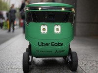 Robot pengantar makanan Uber Eats terlihat saat demonstrasi untuk media di Tokyo, Jepang, Selasa, 5 Maret 2024. Uber Eats Japan berencana meluncurkan layanan pengantaran robot tersebut di sebuah lingkungan di Tokyo, pada Rabu. (AP Photo/Shuji Kajiyam