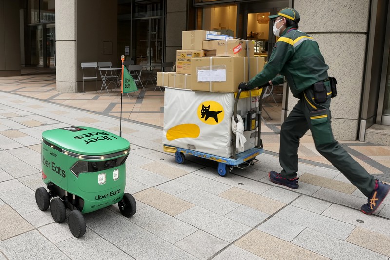 Robot pengantar makanan Uber Eats terlihat saat demonstrasi untuk media di Tokyo, Jepang, Selasa, 5 Maret 2024. Uber Eats Japan berencana meluncurkan layanan pengantaran robot tersebut di sebuah lingkungan di Tokyo, pada Rabu. Robot pengantar makanan Uber Eats terlihat saat demonstrasi untuk media di Tokyo, Jepang, Selasa, 5 Maret 2024. Uber Eats Japan berencana meluncurkan layanan pengantaran robot tersebut di sebuah lingkungan di Tokyo, pada Rabu. (AP Photo/Shuji Kajiyama)