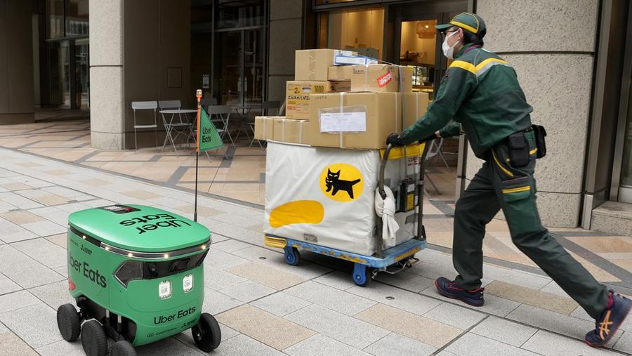 Robot pengantar makanan Uber Eats terlihat saat demonstrasi untuk media di Tokyo, Jepang, Selasa, 5 Maret 2024. Uber Eats Japan berencana meluncurkan layanan pengantaran robot tersebut di sebuah lingkungan di Tokyo, pada Rabu. (AP Photo/Shuji Kajiyama)
