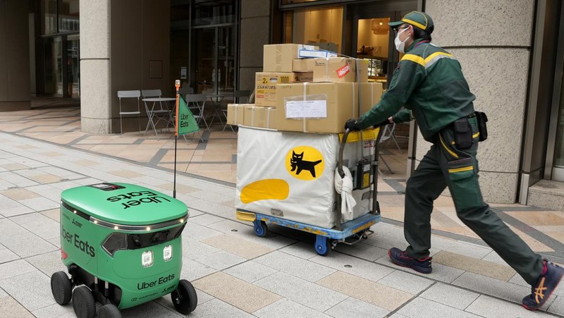 Robot pengantar makanan Uber Eats terlihat saat demonstrasi untuk media di Tokyo, Jepang, Selasa, 5 Maret 2024. Uber Eats Japan berencana meluncurkan layanan pengantaran robot tersebut di sebuah lingkungan di Tokyo, pada Rabu. (AP Photo/Shuji Kajiyama)