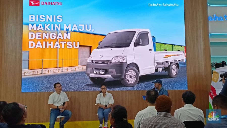 Seseorang berpose di depan Daihatsu Luxio yang telah diubah menjadi ambulans yang dipamerkan di Gaikindo Indonesia International Commercial Vehicle Expo (GIICOMVEC)., JCC Kamis (7/3/24). (CNBC Indonesia/Ferry Sandi)
