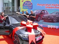 20 Tahun Jadi Pelanggan Setia Telkomsel, Wanita Ini Raih Mobil BMW