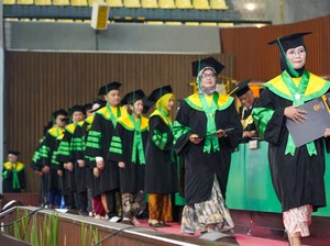 Kompak! 16 Wisudawan Pascasarjana UI Raih Summa Cum Laude & IPK 4
