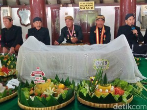 Haul Sunan Pandanaran Klaten, Gunungan Dibawa ke Makam Melalui 250 Anak Tangga