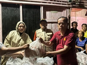 Andre Rosiade Terjunkan Tim, Beri Makanan Warga Terdampak Banjir Padang