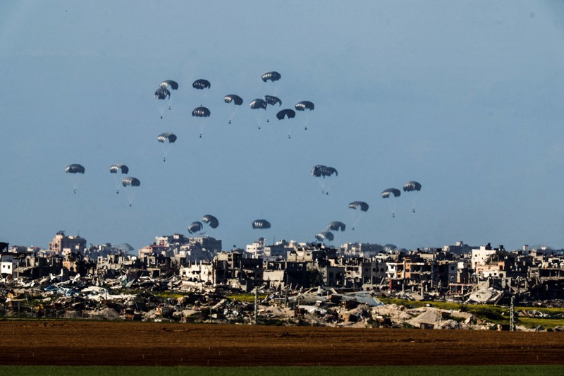 ISRAEL-PALESTINIANS/GAZA-AID DROP-US MILITARY U.S. Air Force drops humanitarian aid for Gaza residents, in this screengrab from a video released on March 5, 2024. US Central Command via X/Handout via REUTERS THIS IMAGE HAS BEEN SUPPLIED BY A THIRD PARTY