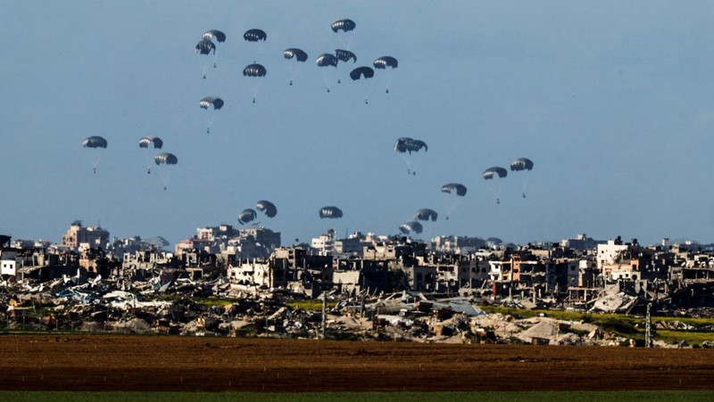 U.S. Air Force drops humanitarian aid for Gaza residents, in this screengrab from a video released on March 5, 2024. US Central Command via X/Handout via REUTERS    THIS IMAGE HAS BEEN SUPPLIED BY A THIRD PARTY
