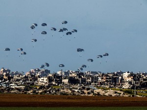 Bantahan AS soal 5 Warga Gaza Tewas saat Bantuan Udara Dijatuhkan