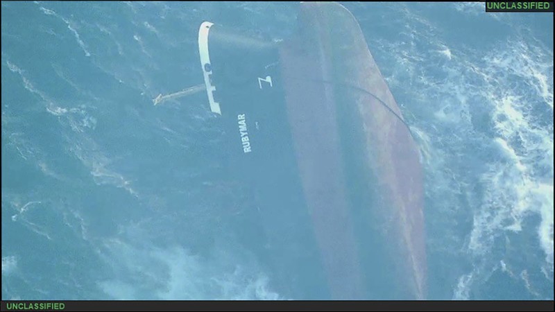 Sebuah kapal milik Inggris tenggelam usai diserang militan Houthi di Laut Merah. Sebuah kapal milik Inggris tenggelam usai diserang militan Houthi di Laut Merah. (Tangkapan Layar Video Reuters/AL-JOUMHOURIYA TV)