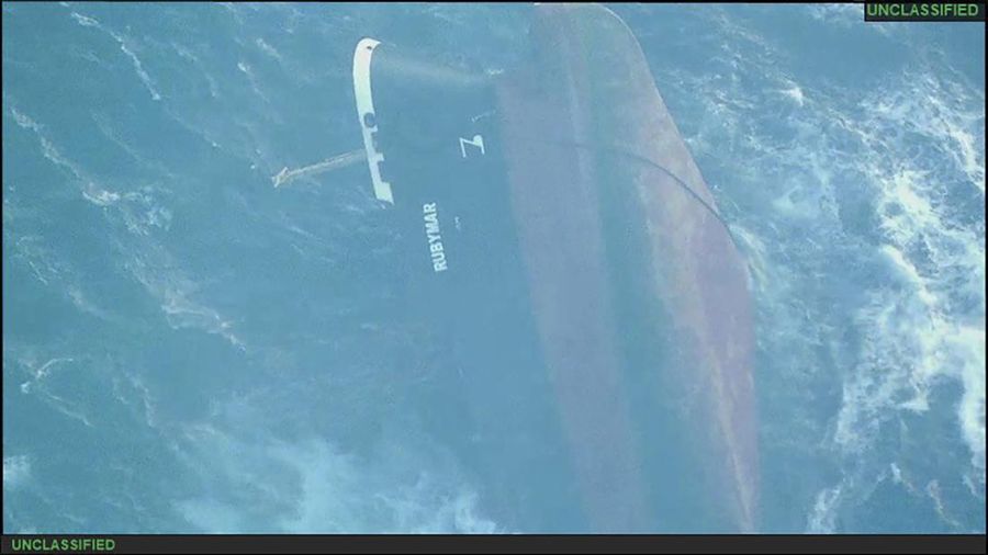 Sebuah kapal milik Inggris tenggelam usai diserang militan Houthi di Laut Merah. (Tangkapan Layar Video Reuters/AL-JOUMHOURIYA TV)