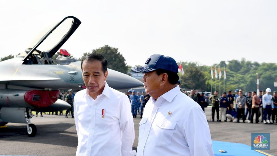 Presiden Joko Widodo (Jokowi) meninjau alat utama sistem persenjataan (Alutsista) TNI di Pangkalan TNI AU Iswahjudi, Kabupaten Magetan, Jumat (8/3/2024). (²©²ÊÍøÕ¾/Emir Yanwhardana)