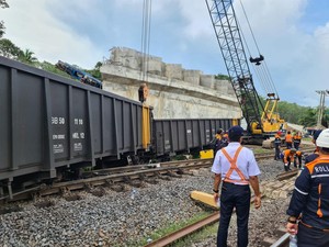 Kereta Sudah Bisa Melintas Usai Insiden Crane Proyek Flyover Bantaian Ambruk