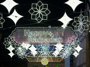 Sambut Ramadan, Kota London Nyalakan Ribuan Lampu Dekorasi