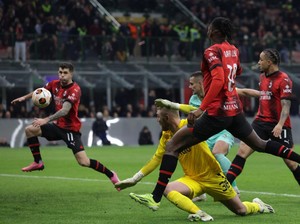 Milan Kesulitan Lawan 10 Pemain Slavia