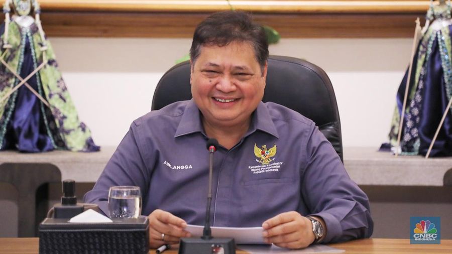 Menteri Koordinator Bidang Perekonomian, Airlangga Hartarto memberikan keterangan dalam acara Media Briefing di Jakarta, Jumat (8/2/2024). (CNBC Indonesia/Faisal Rahman)