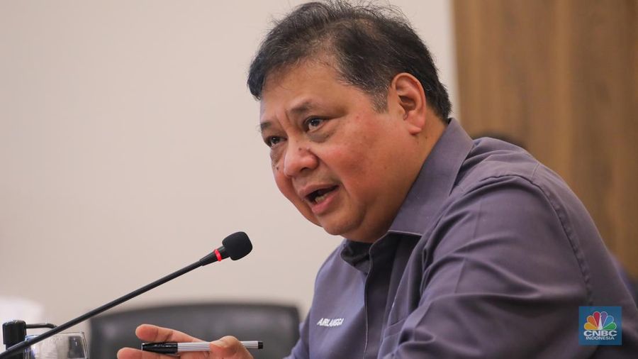 Menteri Koordinator Bidang Perekonomian, Airlangga Hartarto memberikan keterangan dalam Media Briefing di Jakarta, Jumat (8/2/2024). (CNBC Indonesia/Faisal Rahman)