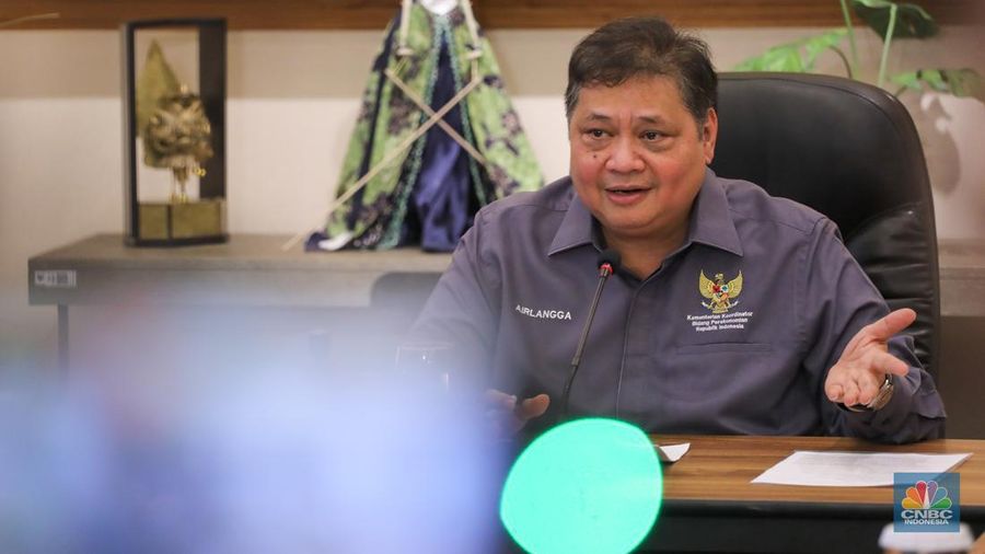 Menteri Koordinator Bidang Perekonomian, Airlangga Hartarto memberikan keterangan dalam Media Briefing di Jakarta, Jumat (8/2/2024). (CNBC Indonesia/Faisal Rahman)