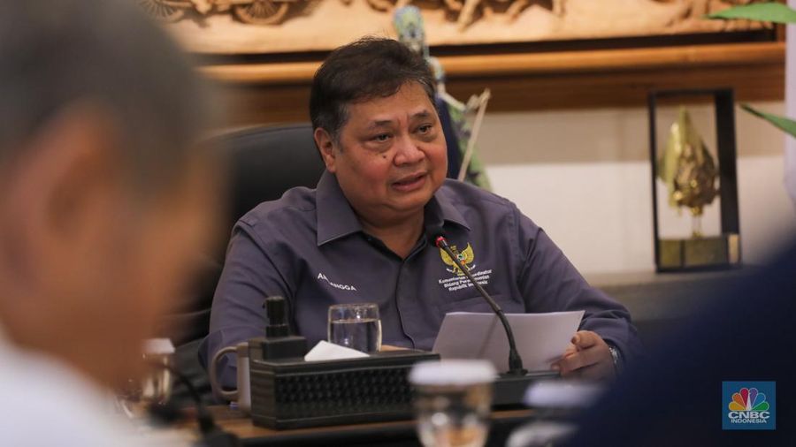 Menteri Koordinator Bidang Perekonomian, Airlangga Hartarto memberikan keterangan dalam Media Briefing di Jakarta, Jumat (8/2/2024). (CNBC Indonesia/Faisal Rahman)